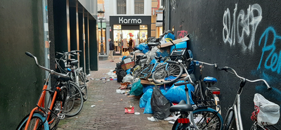 903950 Afbeelding van een berg vuilniszakken in de Hamsteeg te Utrecht, als gevolg van een staking van het personeel ...